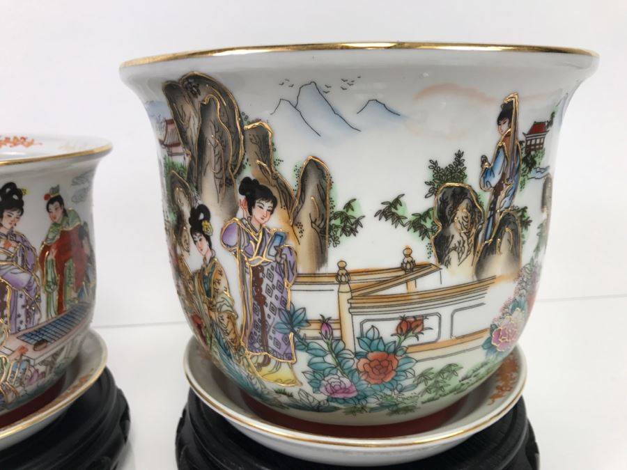 Set Of 3 Chinese Porcelain Planters With Wooden Stands - Scene From 'The Red Mansion' Yi Lin Arts & Treasures Of China [Photo 11]