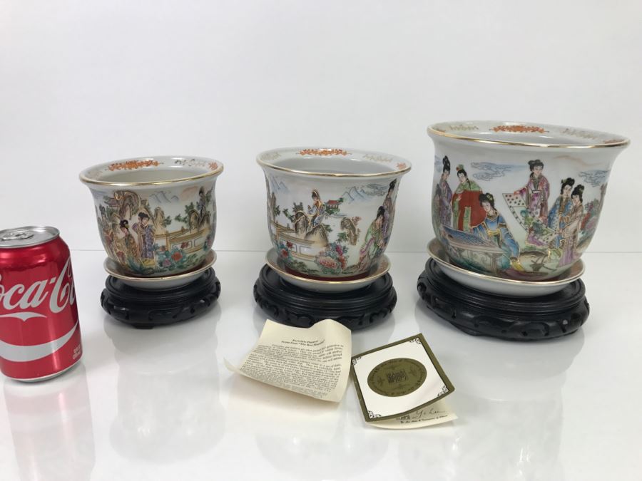 Set Of 3 Chinese Porcelain Planters With Wooden Stands - Scene From 'The Red Mansion' Yi Lin Arts & Treasures Of China [Photo 1]