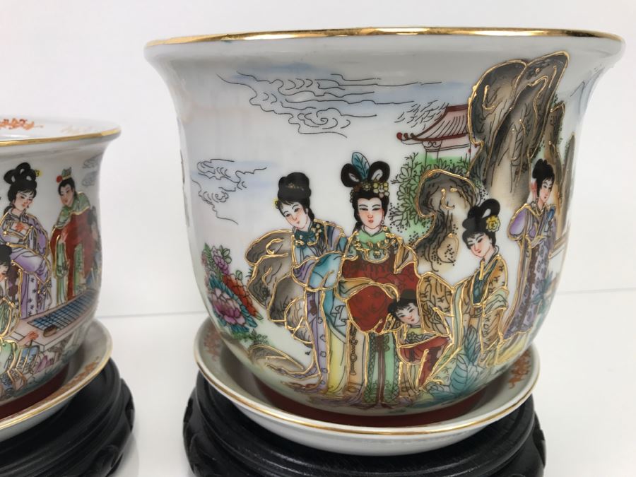 Set Of 3 Chinese Porcelain Planters With Wooden Stands - Scene From 'The Red Mansion' Yi Lin Arts & Treasures Of China [Photo 12]