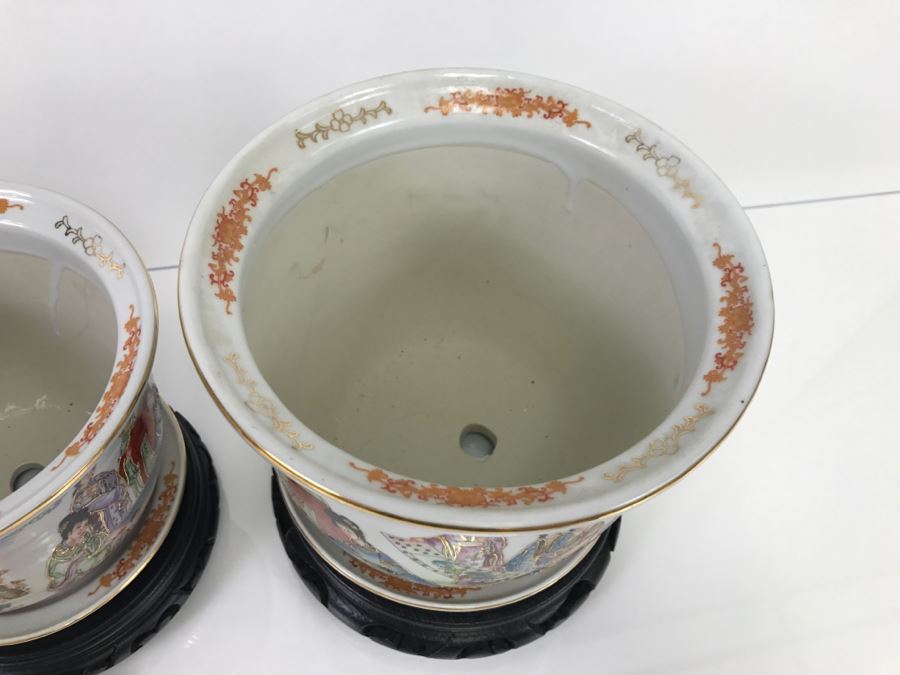 Set Of 3 Chinese Porcelain Planters With Wooden Stands - Scene From 'The Red Mansion' Yi Lin Arts & Treasures Of China [Photo 4]