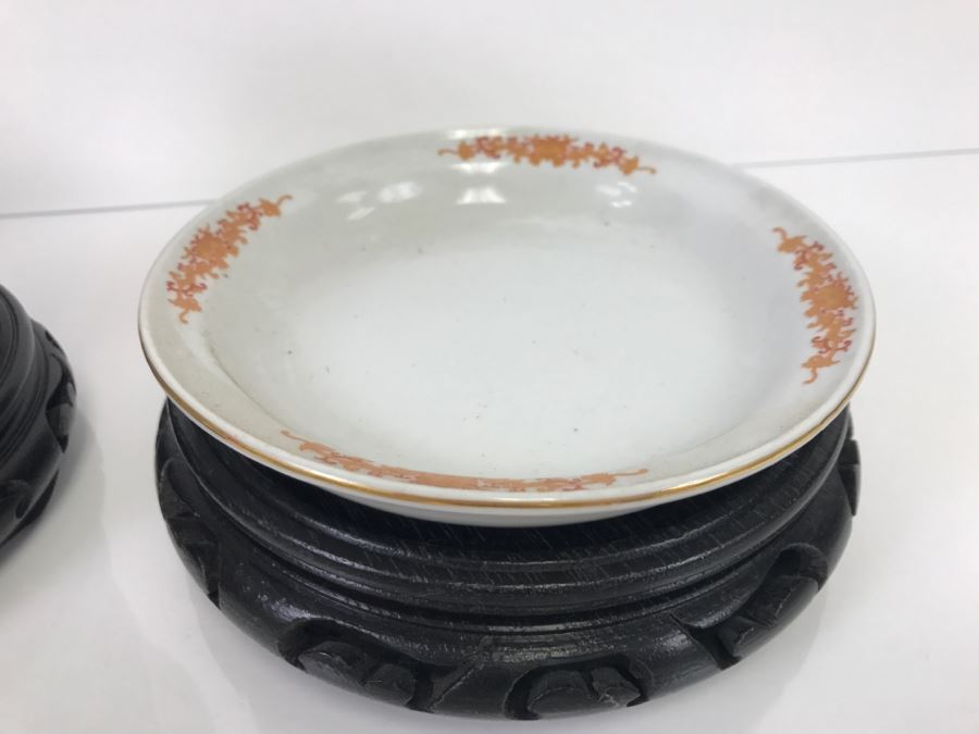 Set Of 3 Chinese Porcelain Planters With Wooden Stands - Scene From 'The Red Mansion' Yi Lin Arts & Treasures Of China [Photo 14]