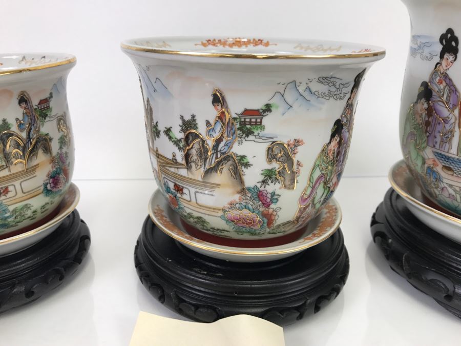 Set Of 3 Chinese Porcelain Planters With Wooden Stands - Scene From 'The Red Mansion' Yi Lin Arts & Treasures Of China [Photo 5]