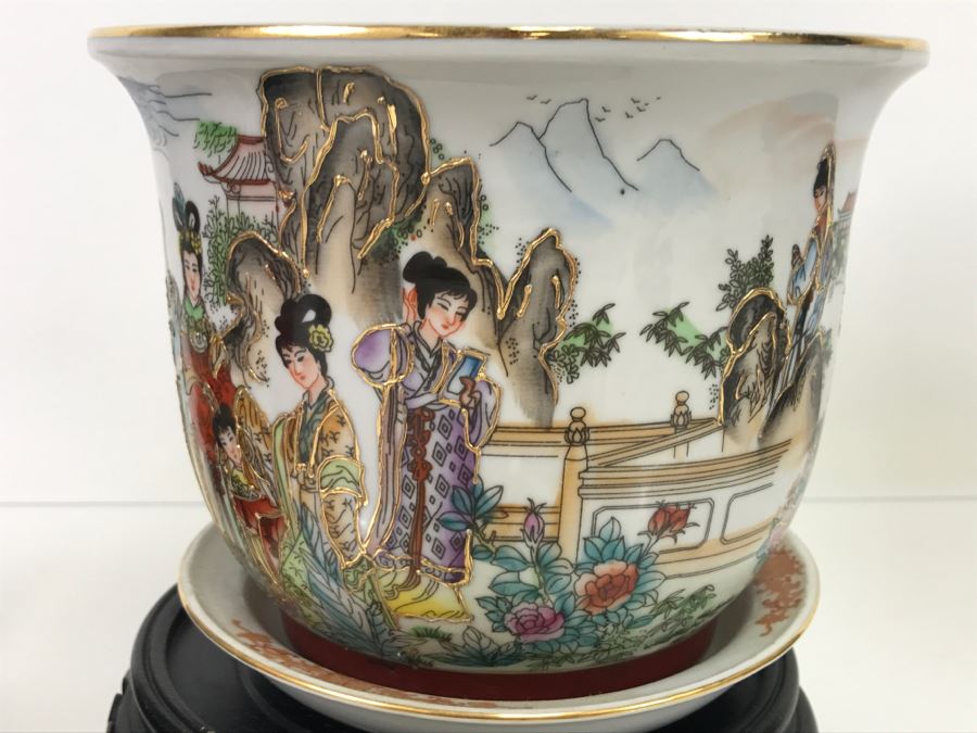 Set Of 3 Chinese Porcelain Planters With Wooden Stands - Scene From 'The Red Mansion' Yi Lin Arts & Treasures Of China [Photo 20]