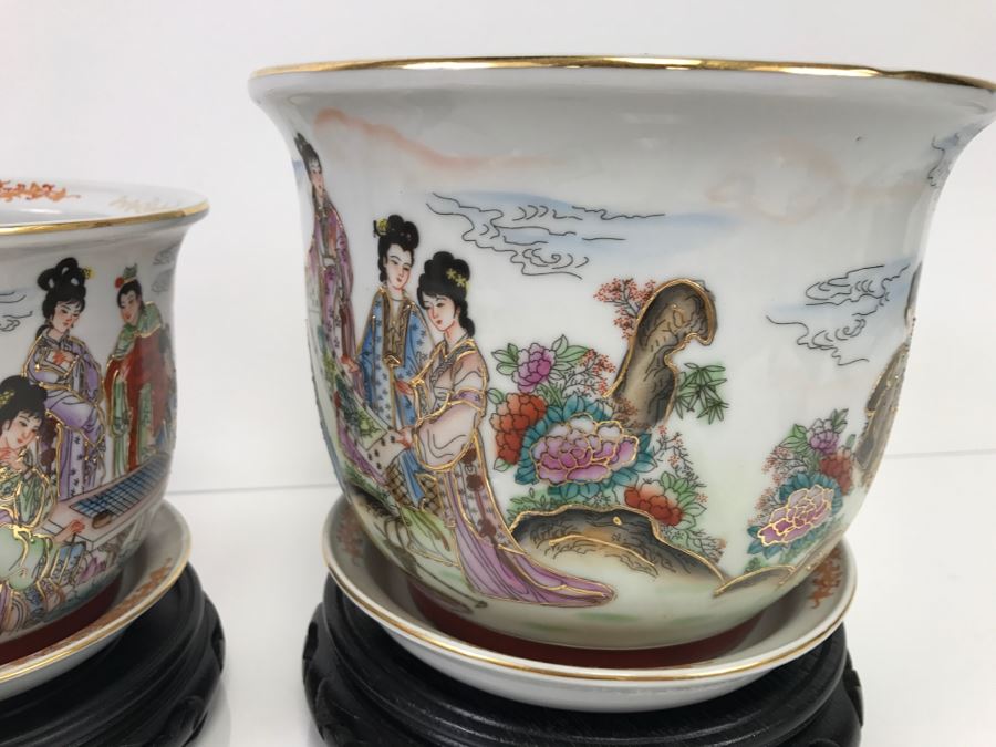 Set Of 3 Chinese Porcelain Planters With Wooden Stands - Scene From 'The Red Mansion' Yi Lin Arts & Treasures Of China [Photo 13]