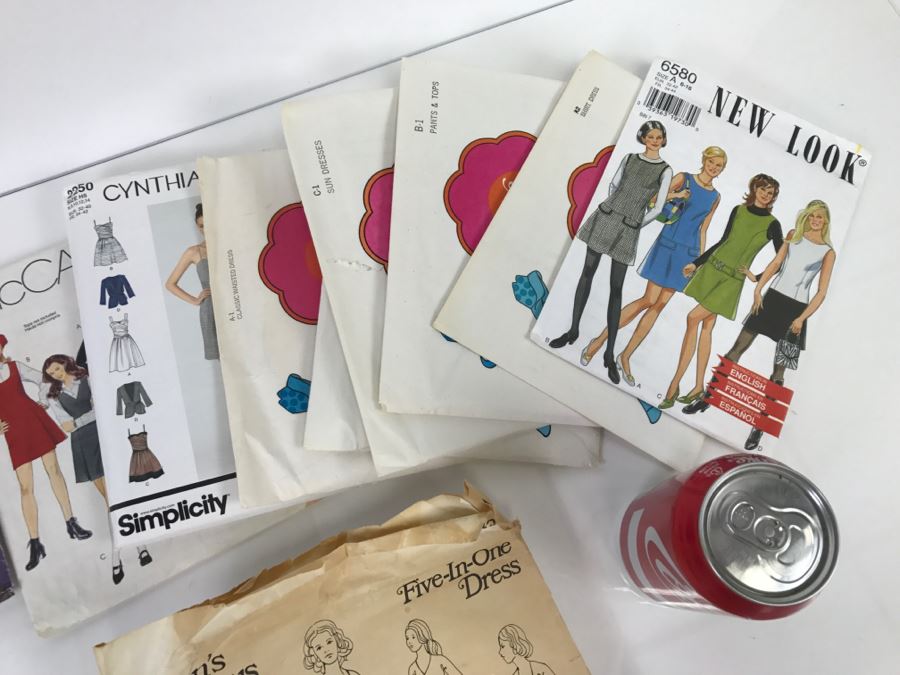 Lot Of Vintage Sewing Patterns [Photo 4]