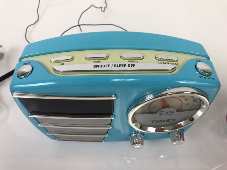 TIMEX Retro Alarm Clock Radio T247L