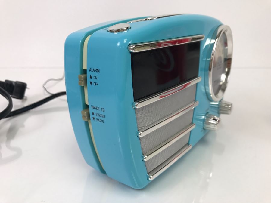 TIMEX Retro Alarm Clock Radio T247L