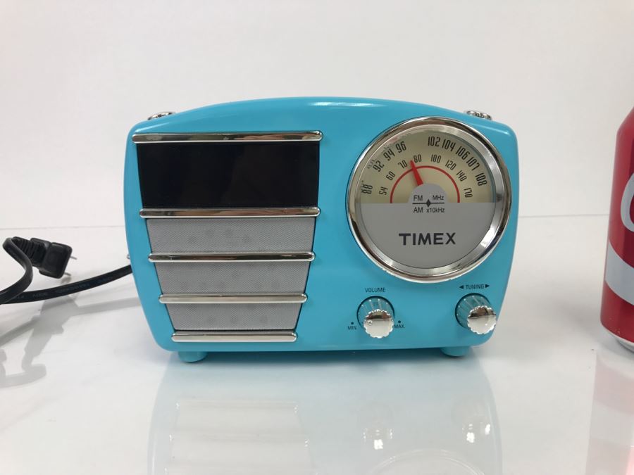 TIMEX Retro Alarm Clock Radio T247L [Photo 1]