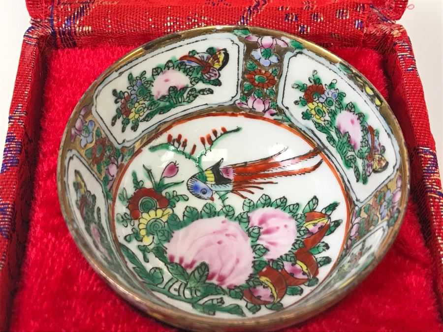 Small Chinese Porcelain Dish With Red Presentation Box [Photo 4]