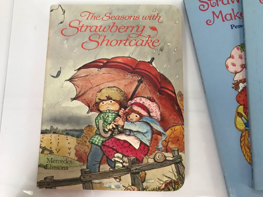 (12) Collection Of Strawberry Shortcake Coloring Books And Books New Old Stock [Photo 4]