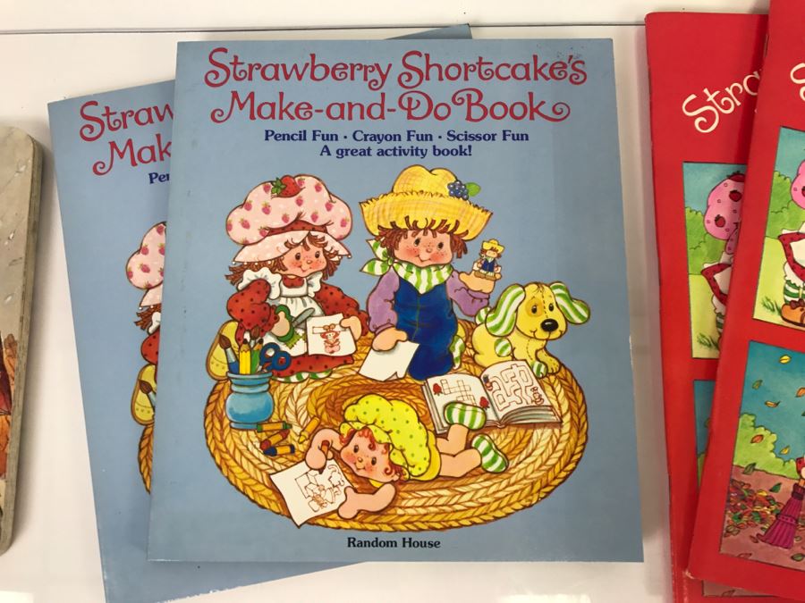 (12) Collection Of Strawberry Shortcake Coloring Books And Books New Old Stock [Photo 3]