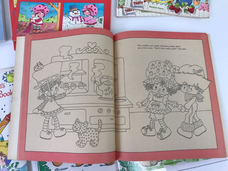 (12) Collection Of Strawberry Shortcake Coloring Books And Books New Old Stock [Photo 10]