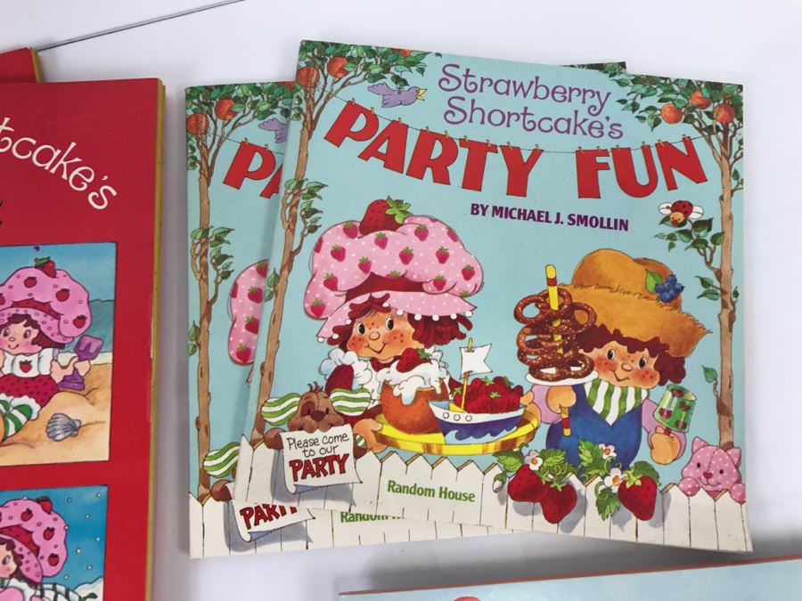 (12) Collection Of Strawberry Shortcake Coloring Books And Books New Old Stock [Photo 5]