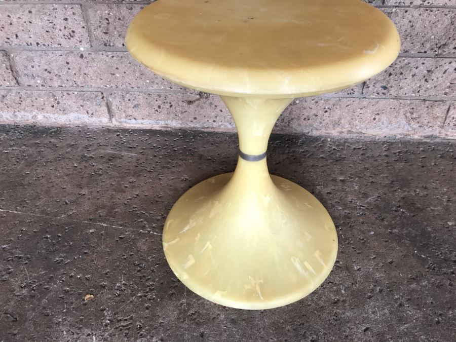 Mid-Century Modern Plastic Tulip Side Table - 1'2'R X 1'5'H [Photo 6]