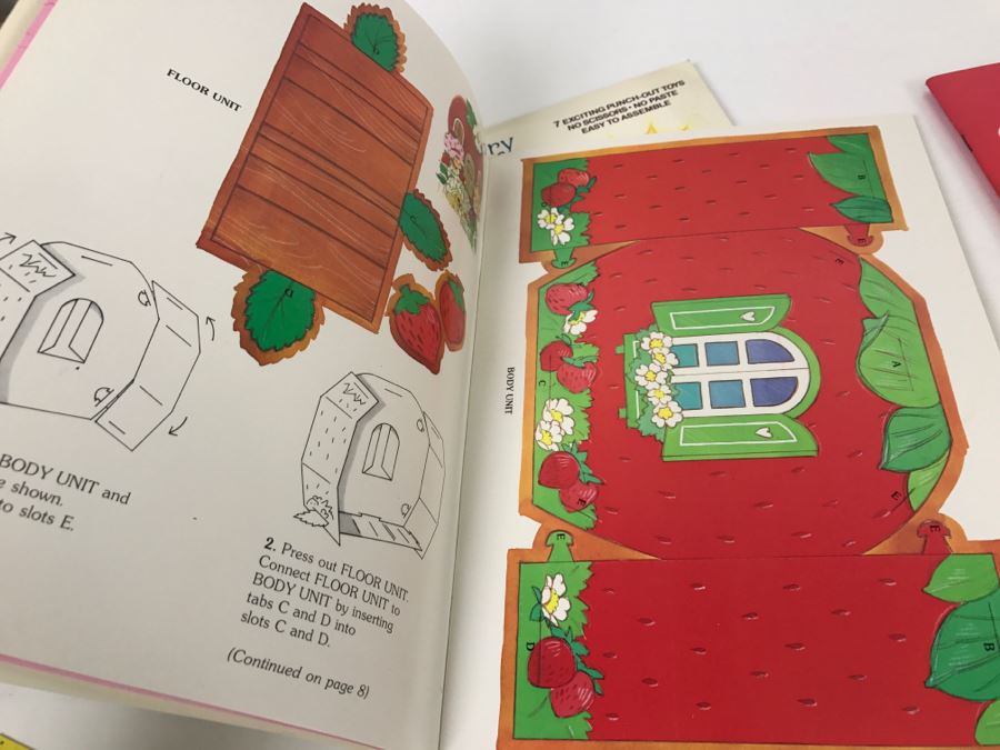 (2) Strawberry Shortcake Toy Books And (2) Year-Round Coloring Books New Old Stock [Photo 8]