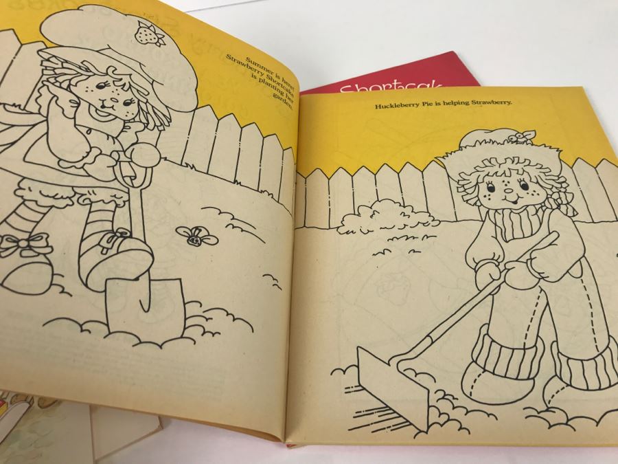 (2) Strawberry Shortcake Toy Books And (2) Year-Round Coloring Books New Old Stock [Photo 13]