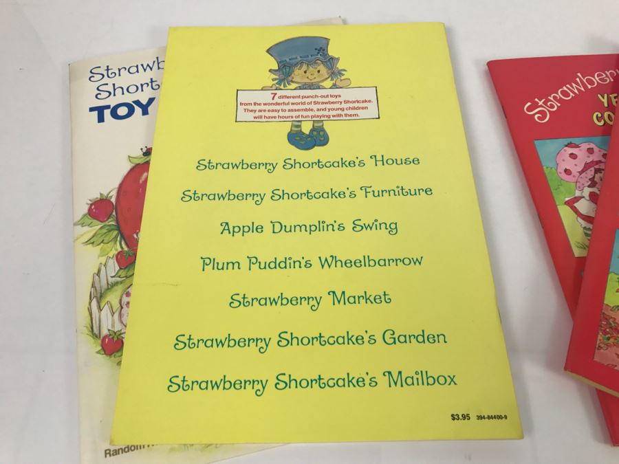 (2) Strawberry Shortcake Toy Books And (2) Year-Round Coloring Books New Old Stock [Photo 5]