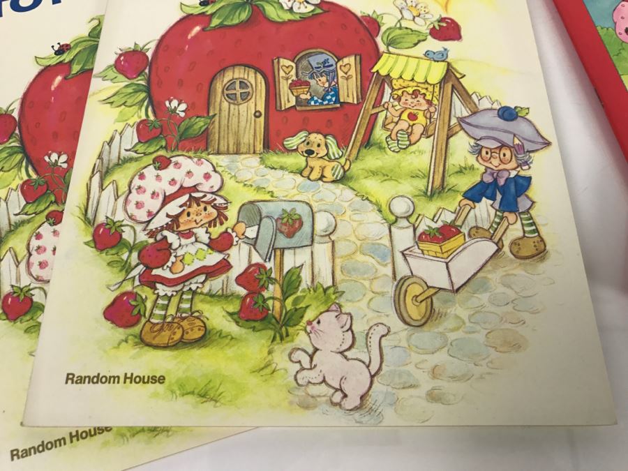 (2) Strawberry Shortcake Toy Books And (2) Year-Round Coloring Books New Old Stock [Photo 4]