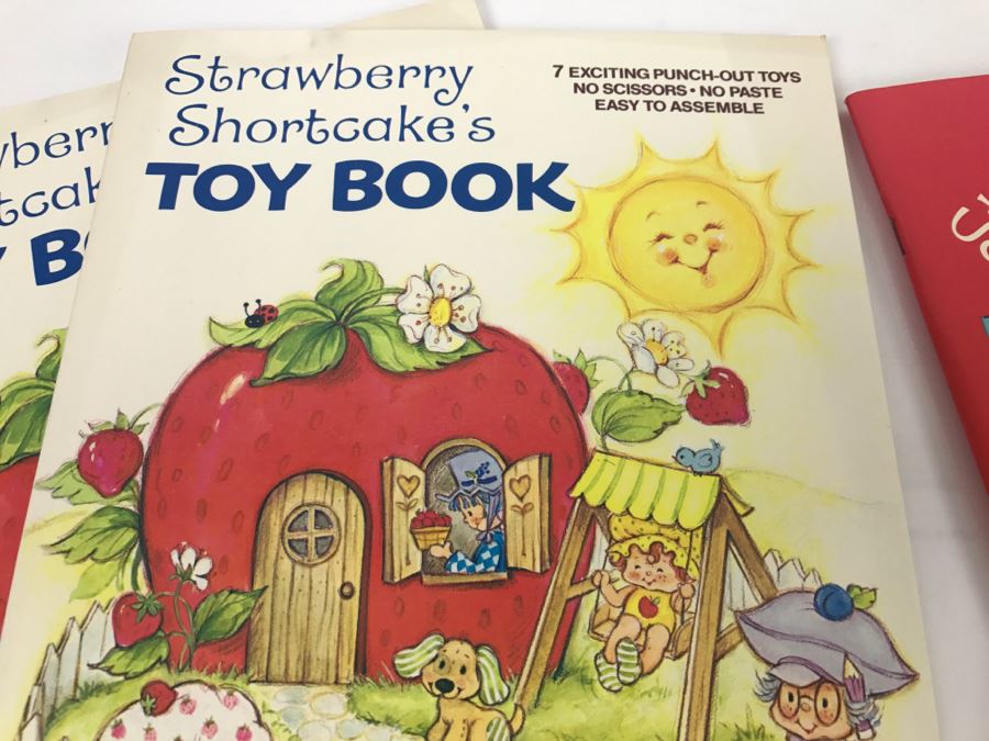 (2) Strawberry Shortcake Toy Books And (2) Year-Round Coloring Books New Old Stock [Photo 3]