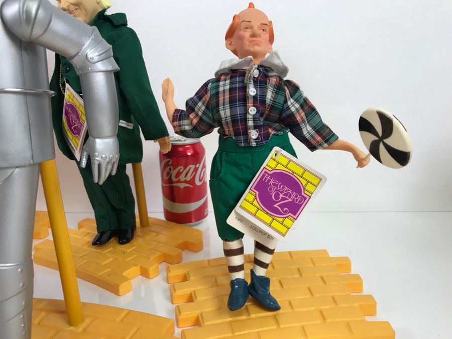 (9) Vintage The Wizard Of Oz Dolls With Tags Collection With Yellow Brick Road Stands [Photo 17]