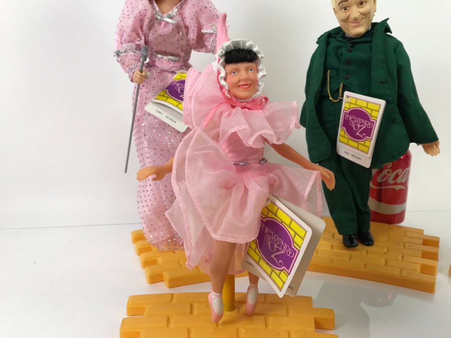 (9) Vintage The Wizard Of Oz Dolls With Tags Collection With Yellow Brick Road Stands [Photo 31]
