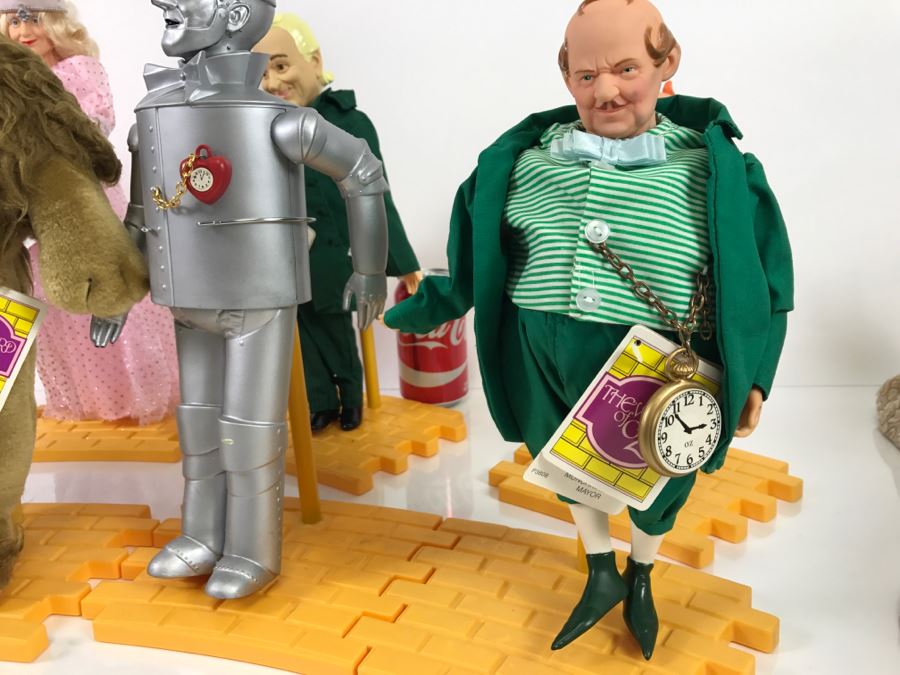 (9) Vintage The Wizard Of Oz Dolls With Tags Collection With Yellow Brick Road Stands [Photo 15]