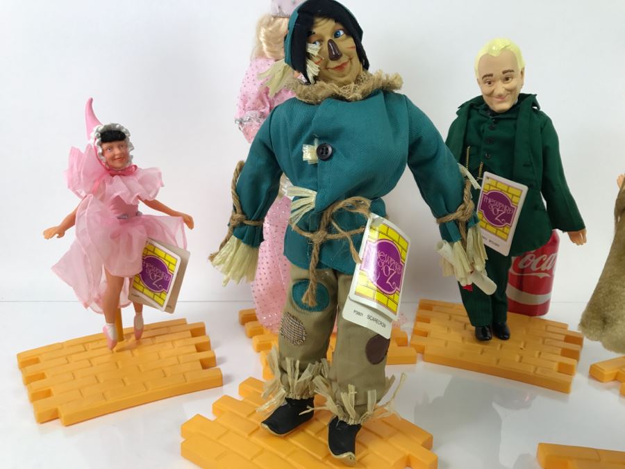 (9) Vintage The Wizard Of Oz Dolls With Tags Collection With Yellow Brick Road Stands [Photo 27]