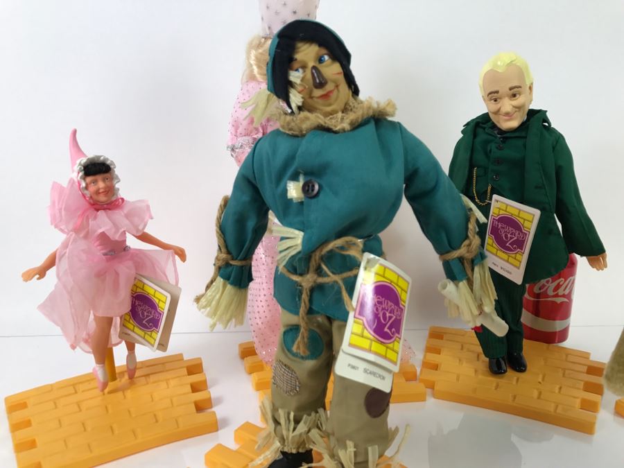 (9) Vintage The Wizard Of Oz Dolls With Tags Collection With Yellow Brick Road Stands [Photo 29]
