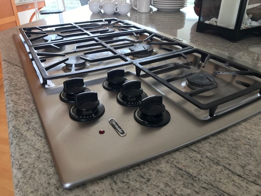 Thermador Stainless Steel Gas Cooktop with 5 Burners [Photo 4]