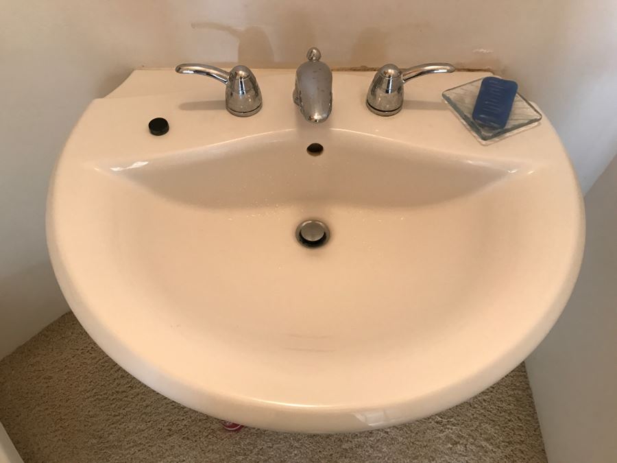 Porcelain Pedestal Sink With GROHE Stainless Steel Fixtures [Photo 3]