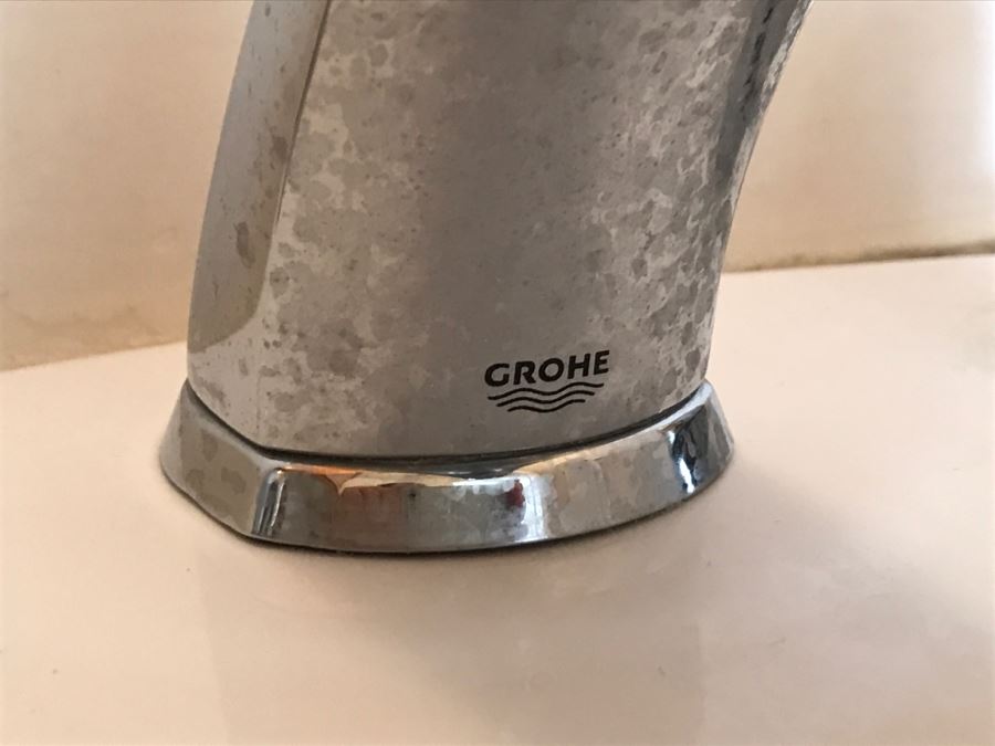 Porcelain Pedestal Sink With GROHE Stainless Steel Fixtures [Photo 4]