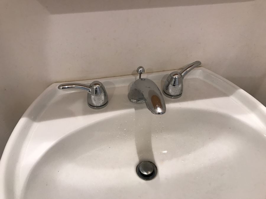 Porcelain Pedestal Sink With GROHE Stainless Steel Fixtures [Photo 6]