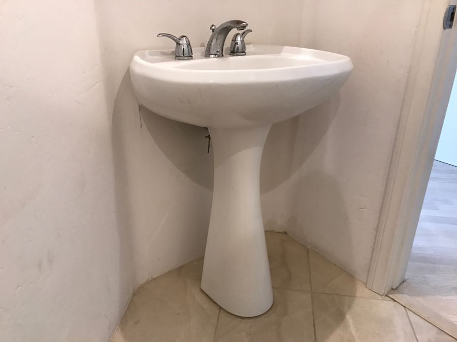 Porcelain Pedestal Sink With GROHE Stainless Steel Fixtures [Photo 2]