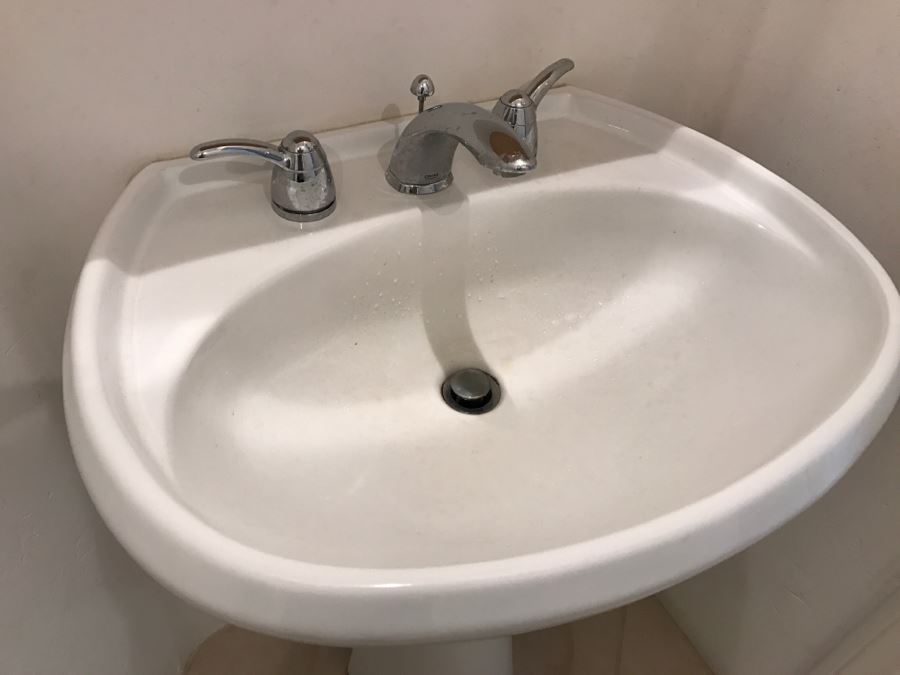 Porcelain Pedestal Sink With GROHE Stainless Steel Fixtures [Photo 4]