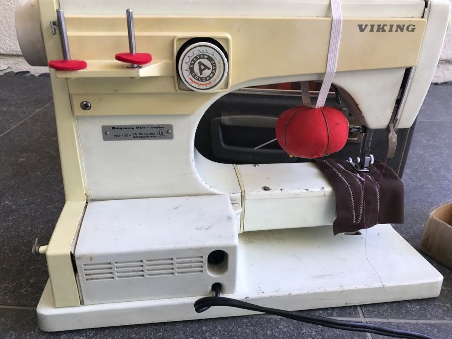 Vintage Metal Body VIKING Husqvarna Sweden Model 6030 With Case And Accessories [Photo 13]