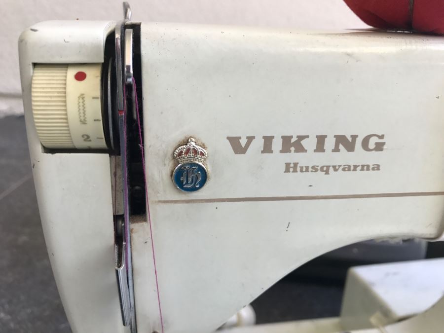 Vintage Metal Body VIKING Husqvarna Sweden Model 6030 With Case And Accessories [Photo 5]