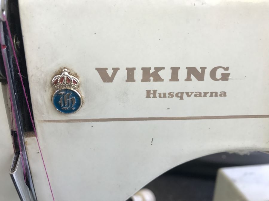 Vintage Metal Body VIKING Husqvarna Sweden Model 6030 With Case And Accessories [Photo 6]