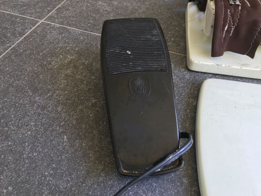 Vintage Metal Body VIKING Husqvarna Sweden Model 6030 With Case And Accessories [Photo 10]