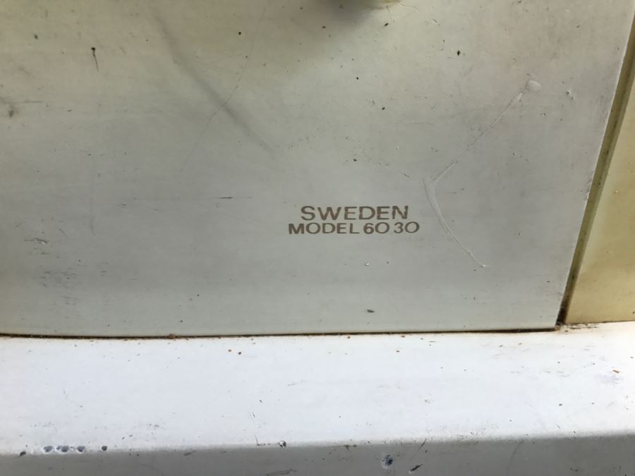 Vintage Metal Body VIKING Husqvarna Sweden Model 6030 With Case And Accessories [Photo 9]