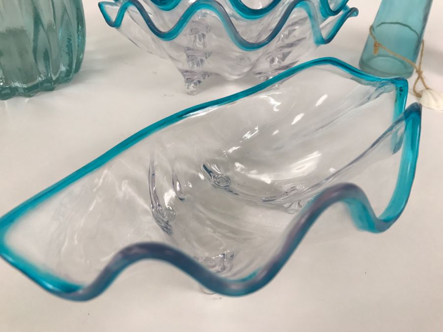 Light Blue Glass Bottle, Light Blue Bowl, 4 Plastic Half Clam Shell Bowls [Photo 4]