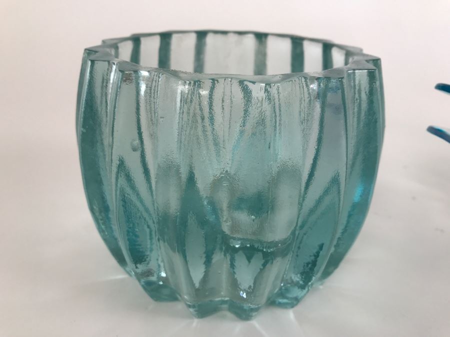 Light Blue Glass Bottle, Light Blue Bowl, 4 Plastic Half Clam Shell Bowls [Photo 6]