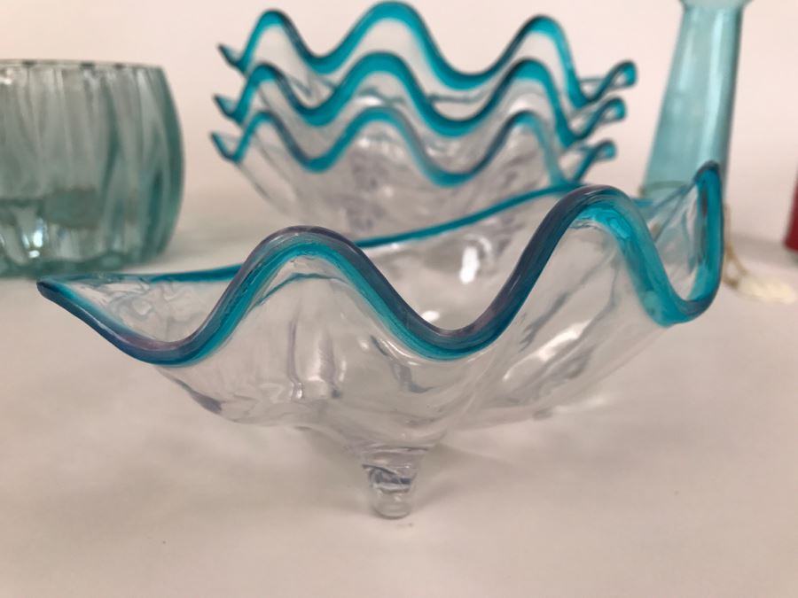 Light Blue Glass Bottle, Light Blue Bowl, 4 Plastic Half Clam Shell Bowls [Photo 3]