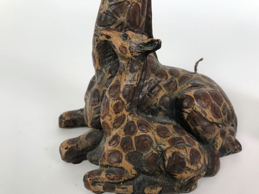 Mother Giraffe With Baby Figurine [Photo 2]