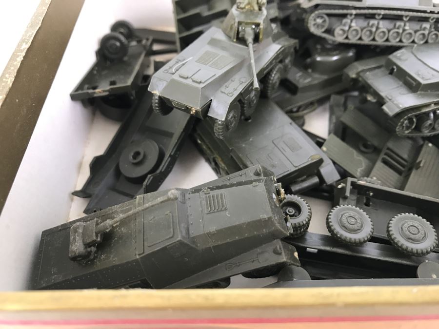 Old Cigar Box Filled With Various Roco Minitanks Plastic Military Vehicles, Tanks, Etc. DBGM Made In Austria [Photo 3]