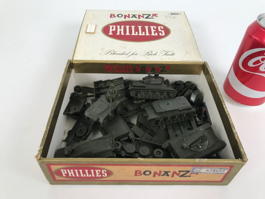 Old Cigar Box Filled With Various Roco Minitanks Plastic Military Vehicles, Tanks, Etc. DBGM Made In Austria [Photo 1]