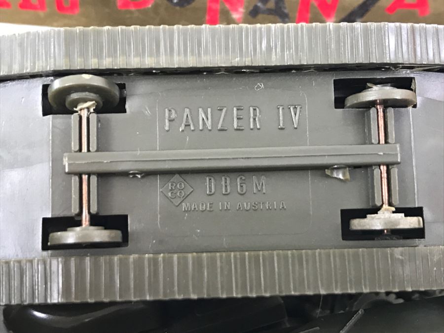 Old Cigar Box Filled With Various Roco Minitanks Plastic Military Vehicles, Tanks, Etc. DBGM Made In Austria [Photo 8]