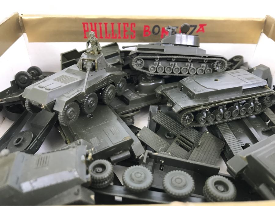 Old Cigar Box Filled With Various Roco Minitanks Plastic Military Vehicles, Tanks, Etc. DBGM Made In Austria [Photo 5]