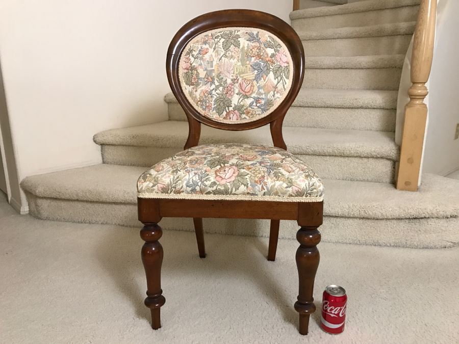 Antique Chair With Turned Legs [Photo 2]