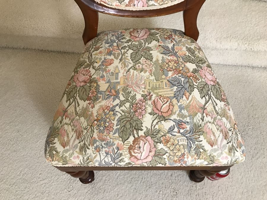 Antique Chair With Turned Legs [Photo 4]