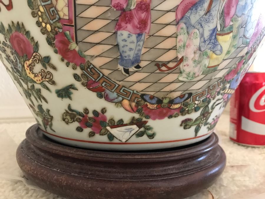 Large Chinese Rose Medallion Porcelain Planter Pot Signed With Wooden Stand [Photo 7]